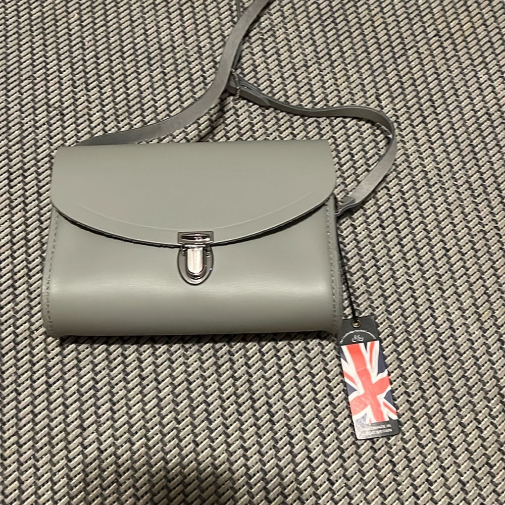 The Pushlock - Slim leather shoulder strap that can be attached or detached